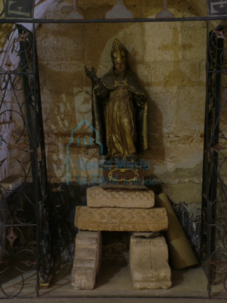 Detalle de restos reutilizados en el interior