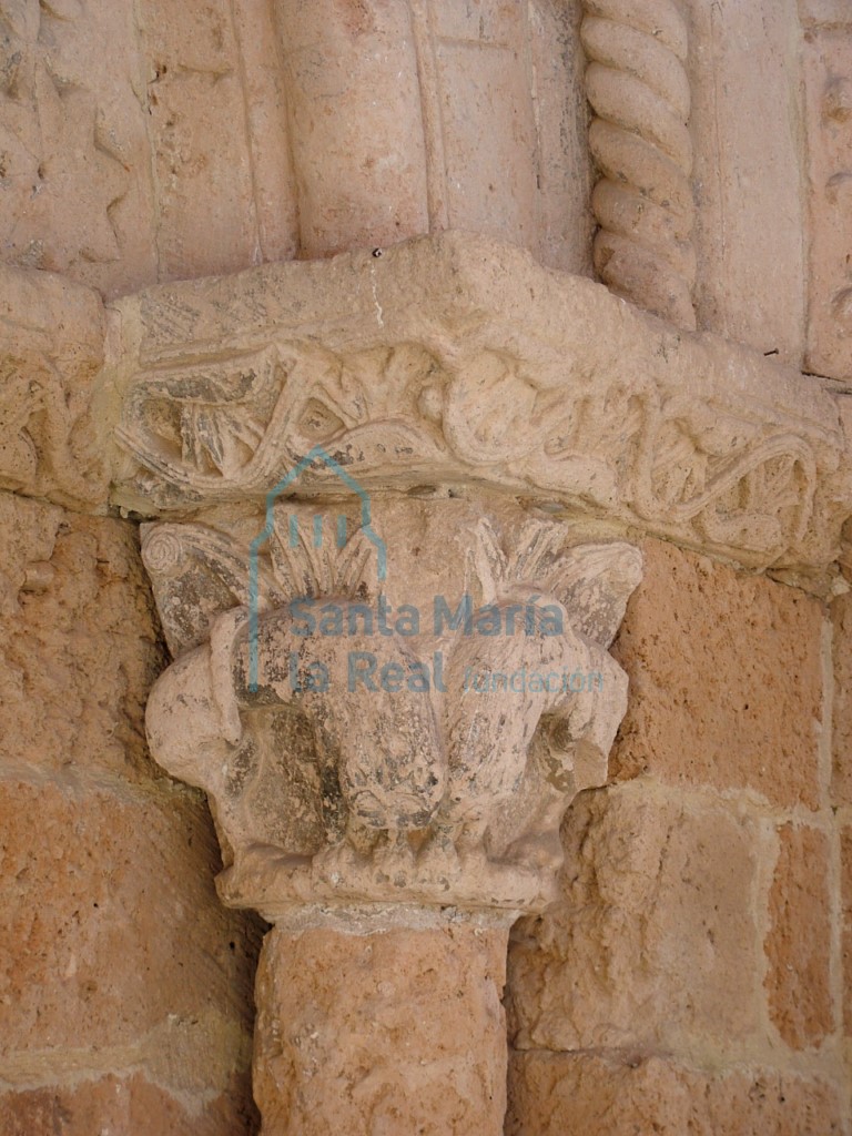 Detalle del capitel de la portada