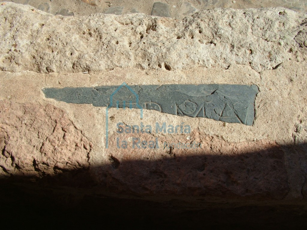 Fragmento de estela reutilizado en el muro