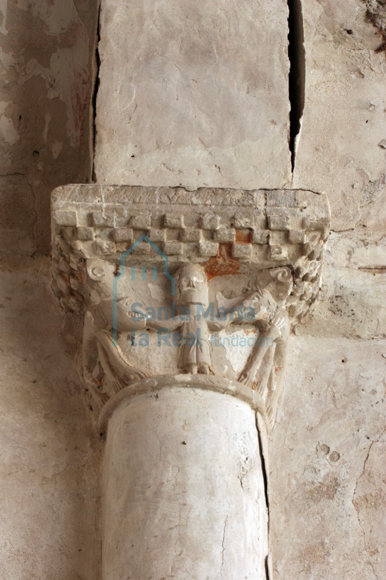 Capitel  izquierdo de la cabecera con Daniel en el foso de los leones