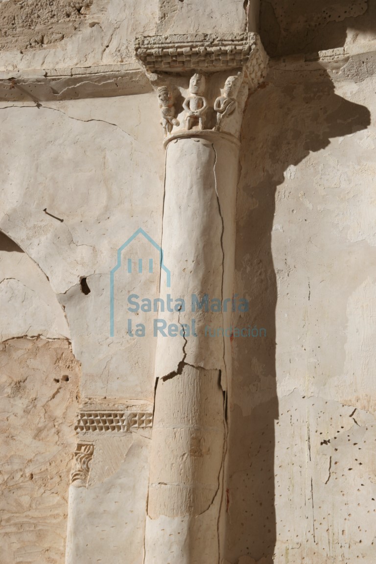 Capitel derecho del arco triunfal Capitel derecho del arco triunfal