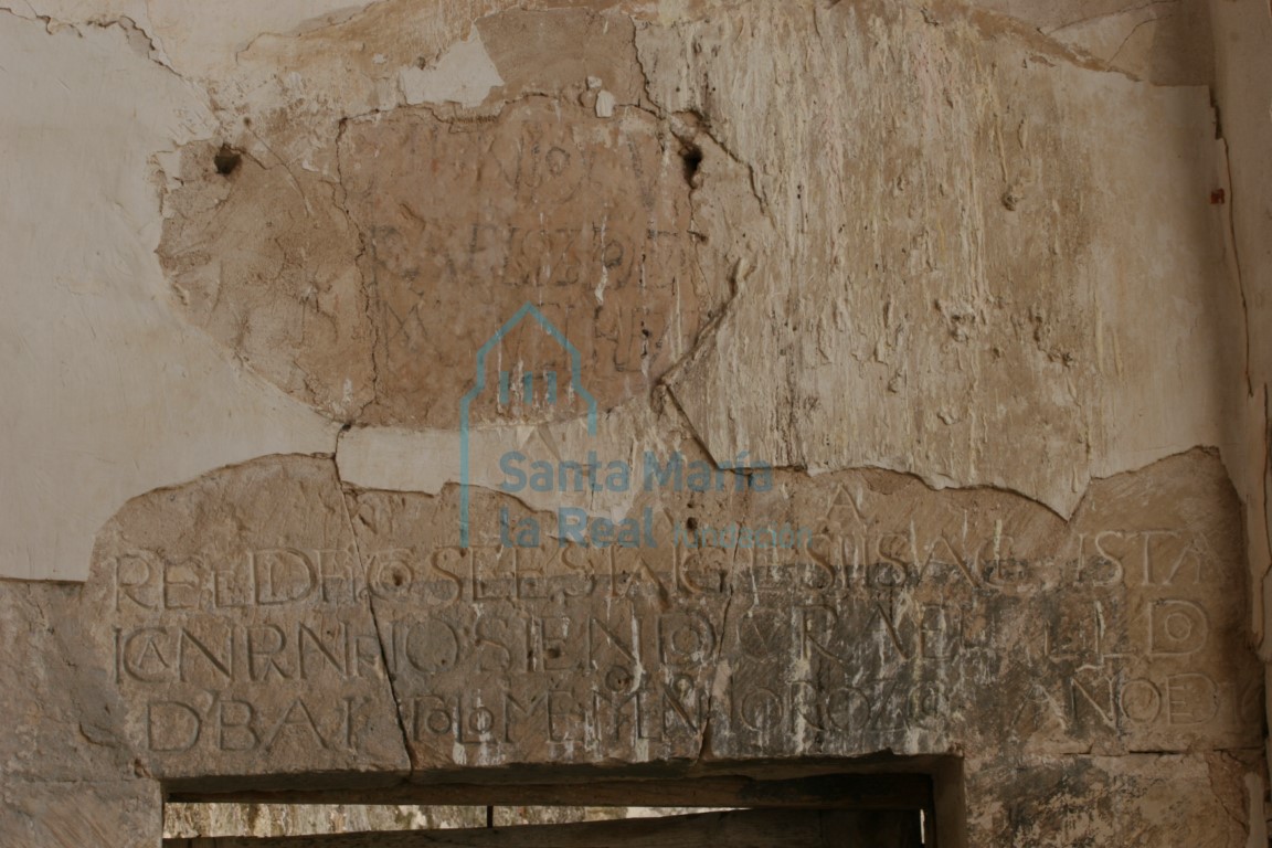Inscripción en el dintel de la puerta que comunica la cabecera con la sacristía