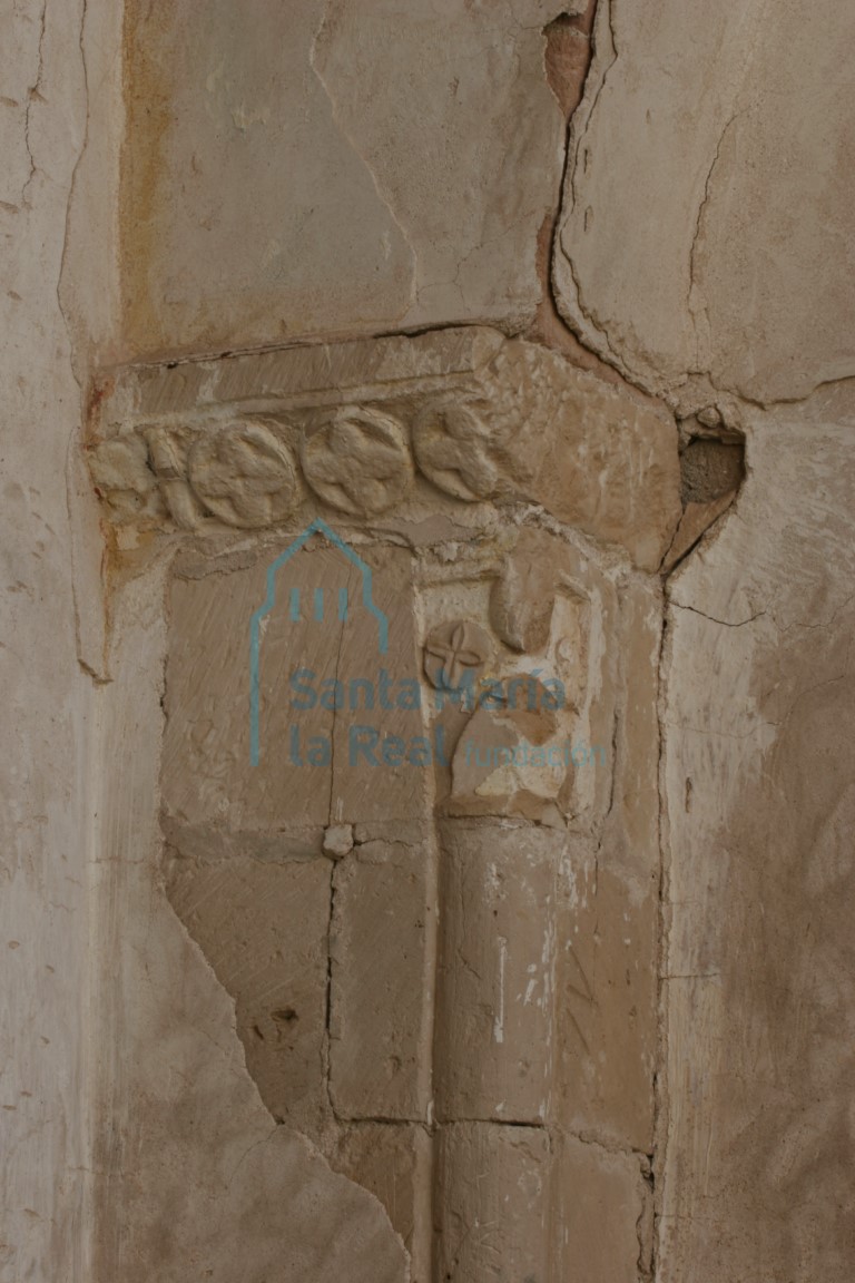 Jamba encapitelada del arco ciego del lado derecho del presbiterio