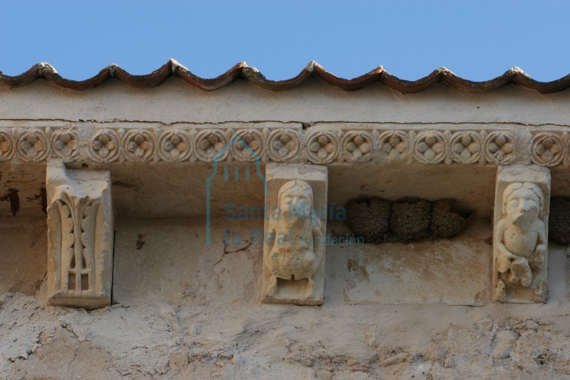 Canecillos del muro septentrional de la nave