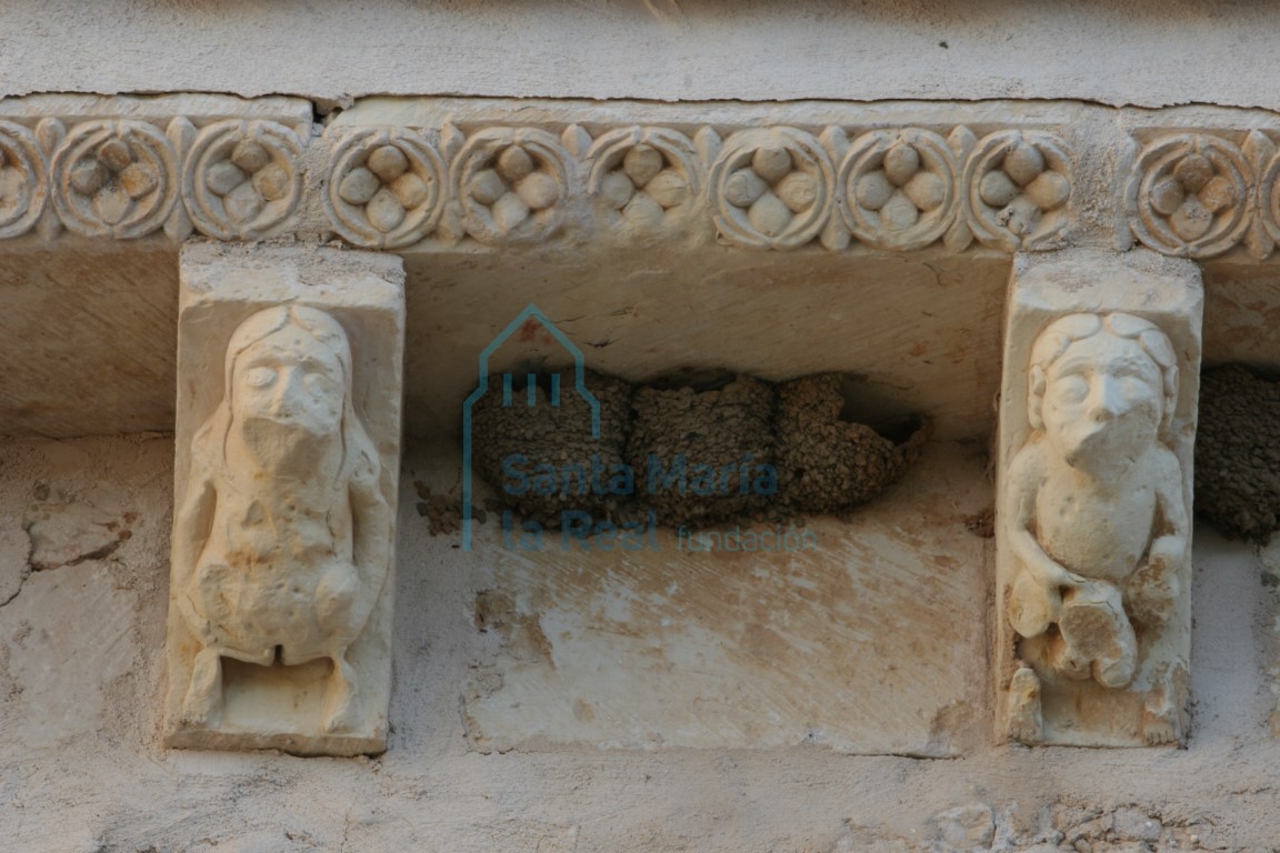 Canecillos con figuras humanas mostrando sus sexos en el muro septentrional de la nave