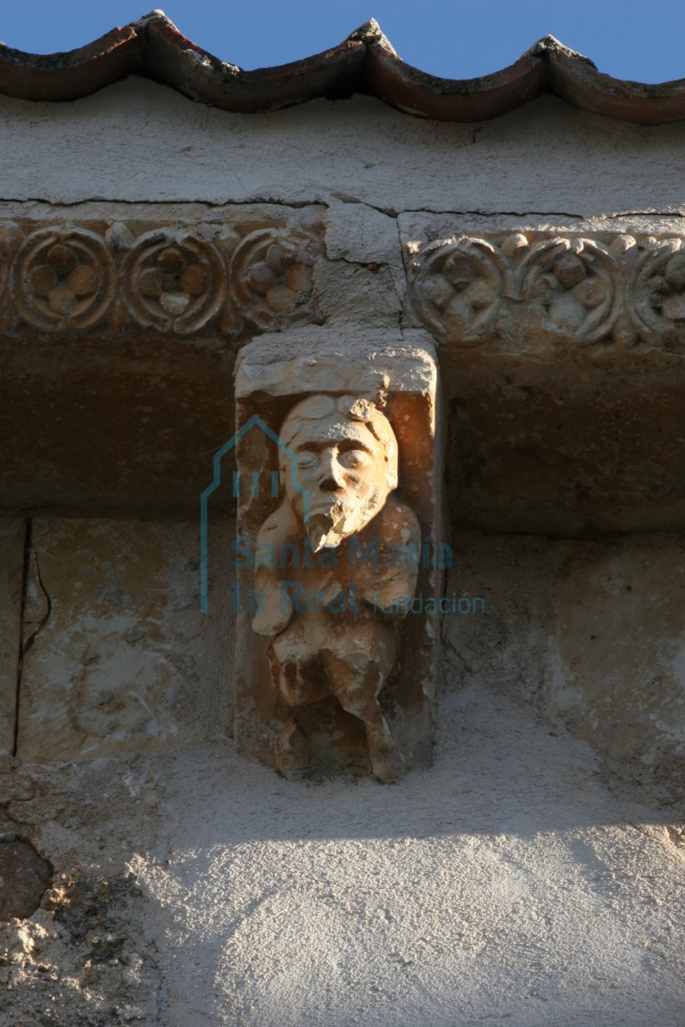 Canecillo de figura humana del muro septentrional de la nave