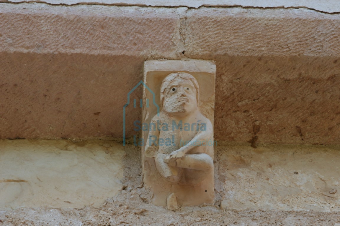 Canecillo de una figura humana del muro meridional de la nave
