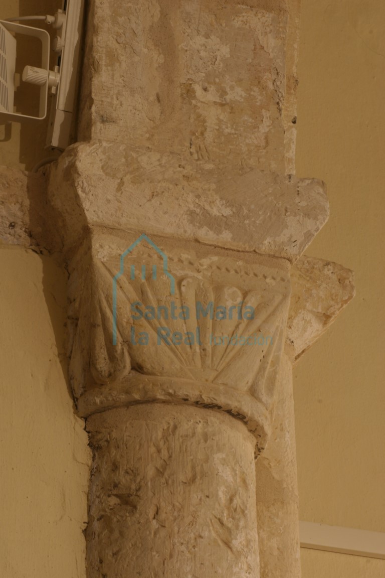 Capitel derecho con vegetación del arco triunfal