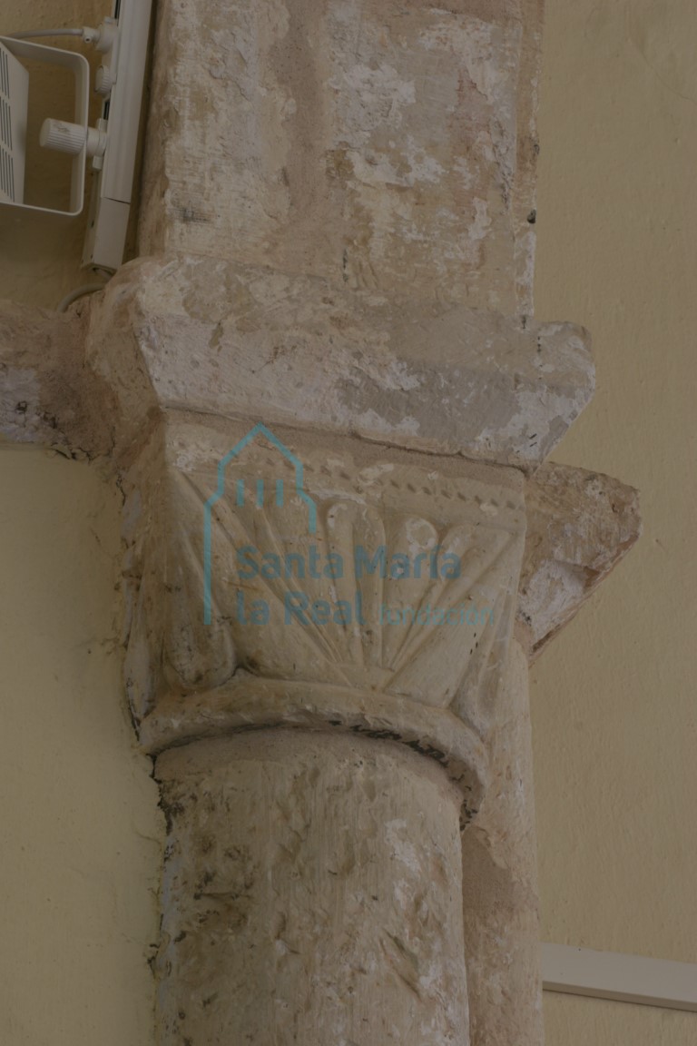 Capitel derecho con vegetación del arco triunfal