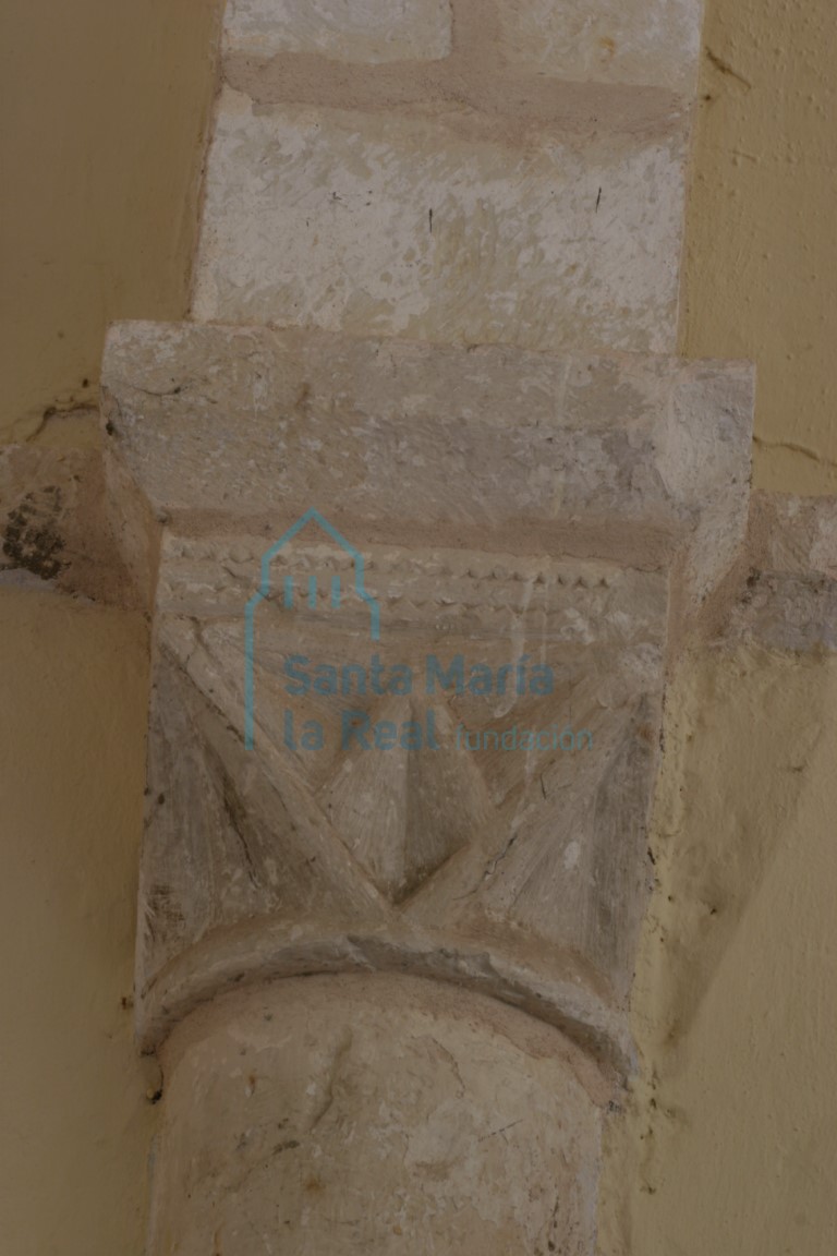 Capitel del muro meridional del presbiterio