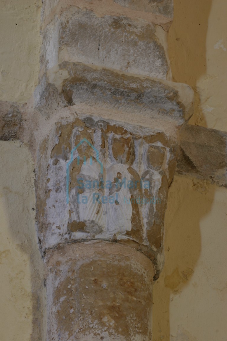Capitel con figuras humanas del muro septentrional del presbiterio