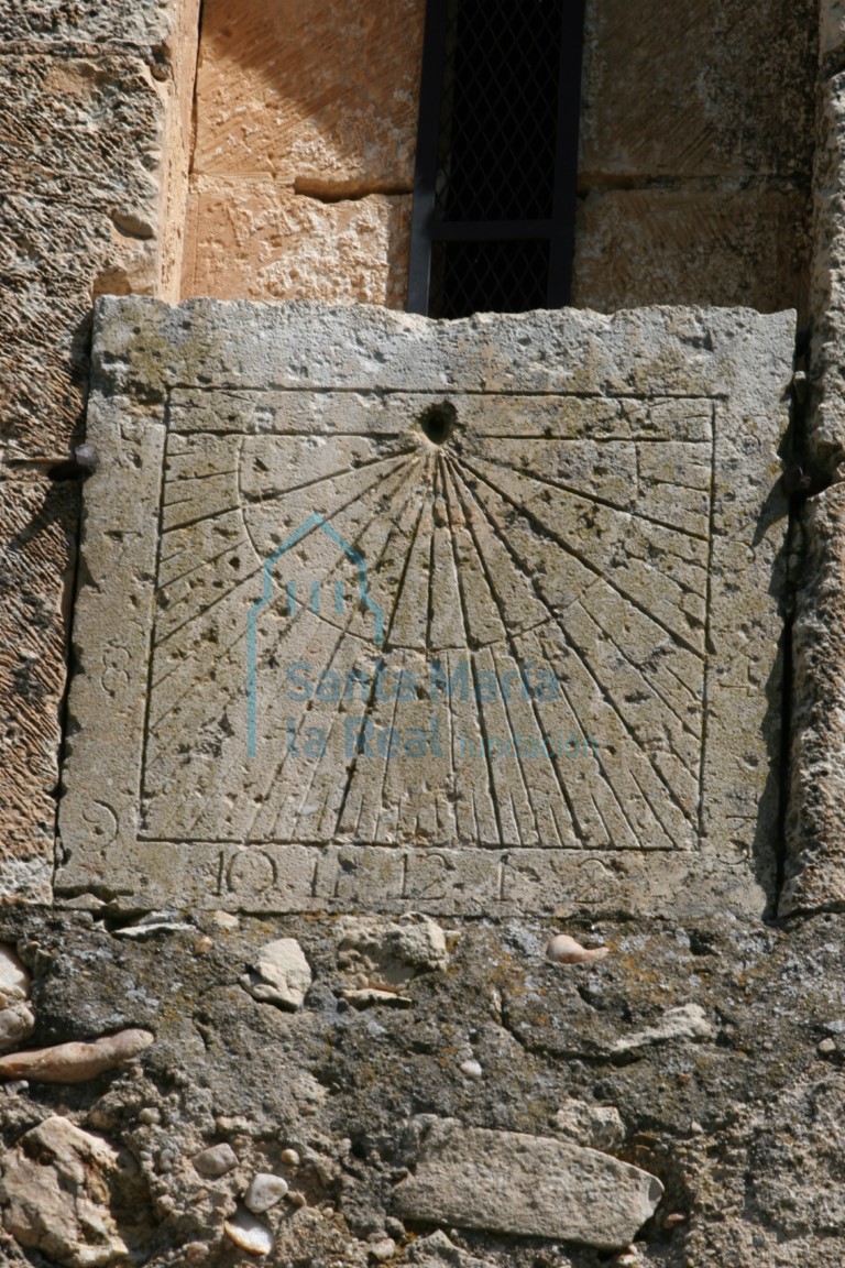 Reloj solar en el muro meridional