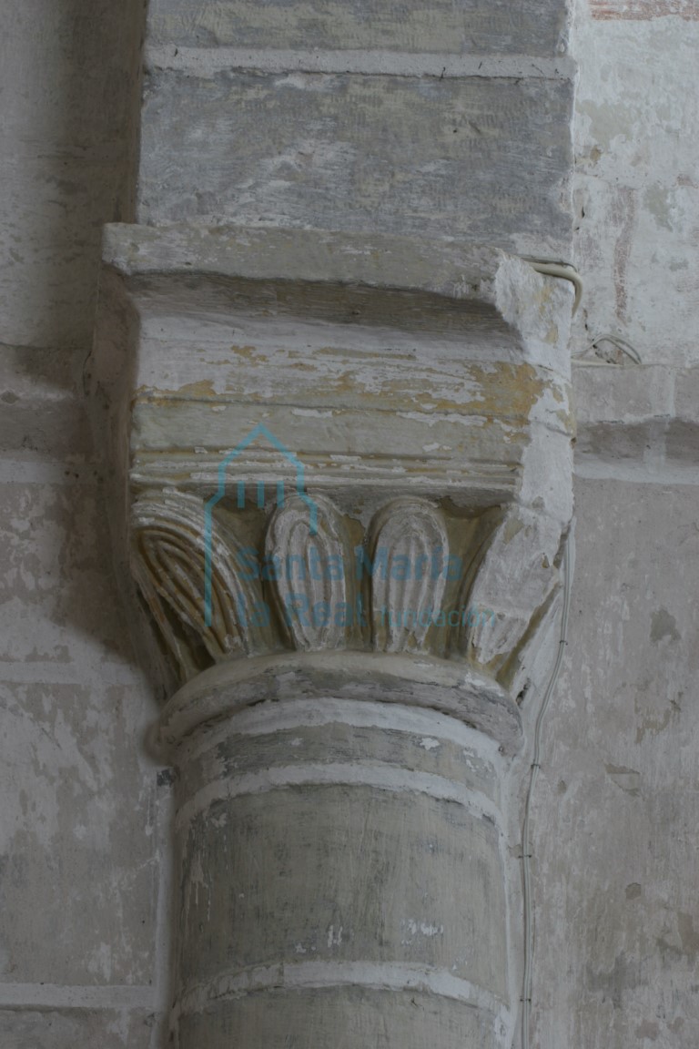 Capitel del interior de la nave