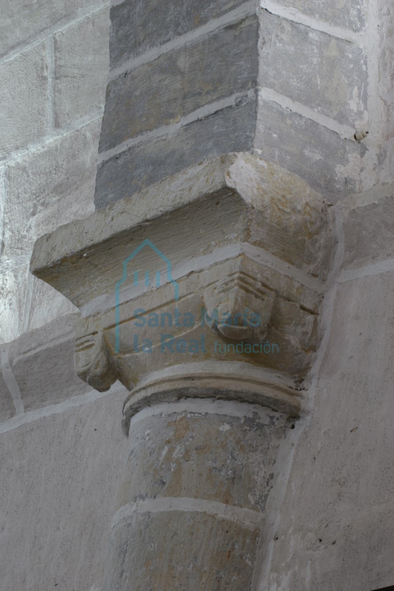 Capitel del interior de la nave