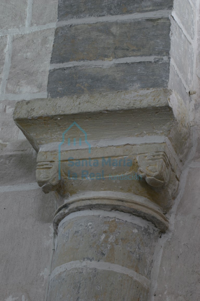 Capitel del interior de la nave