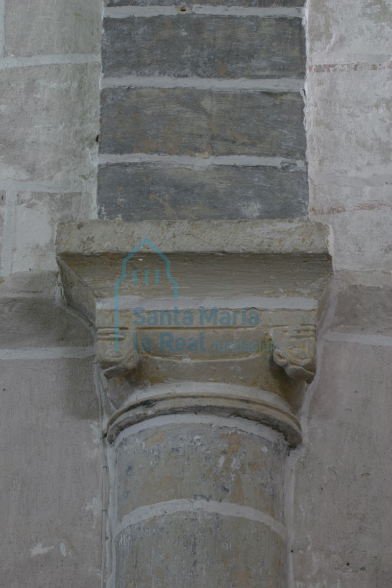 Capitel del interior de la nave