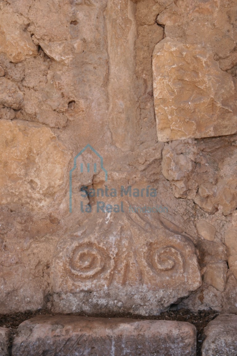 Detalle del parteluz del vano de la torre