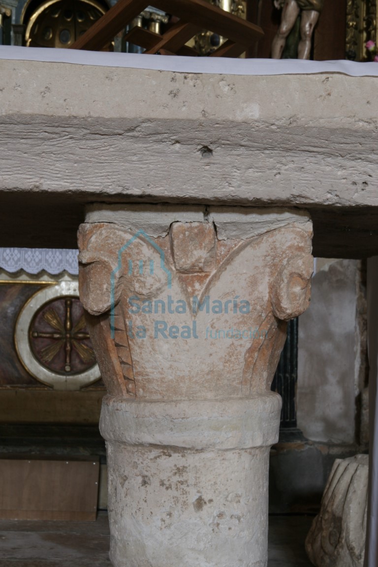 Capitel con escena vegetal, en el interior
