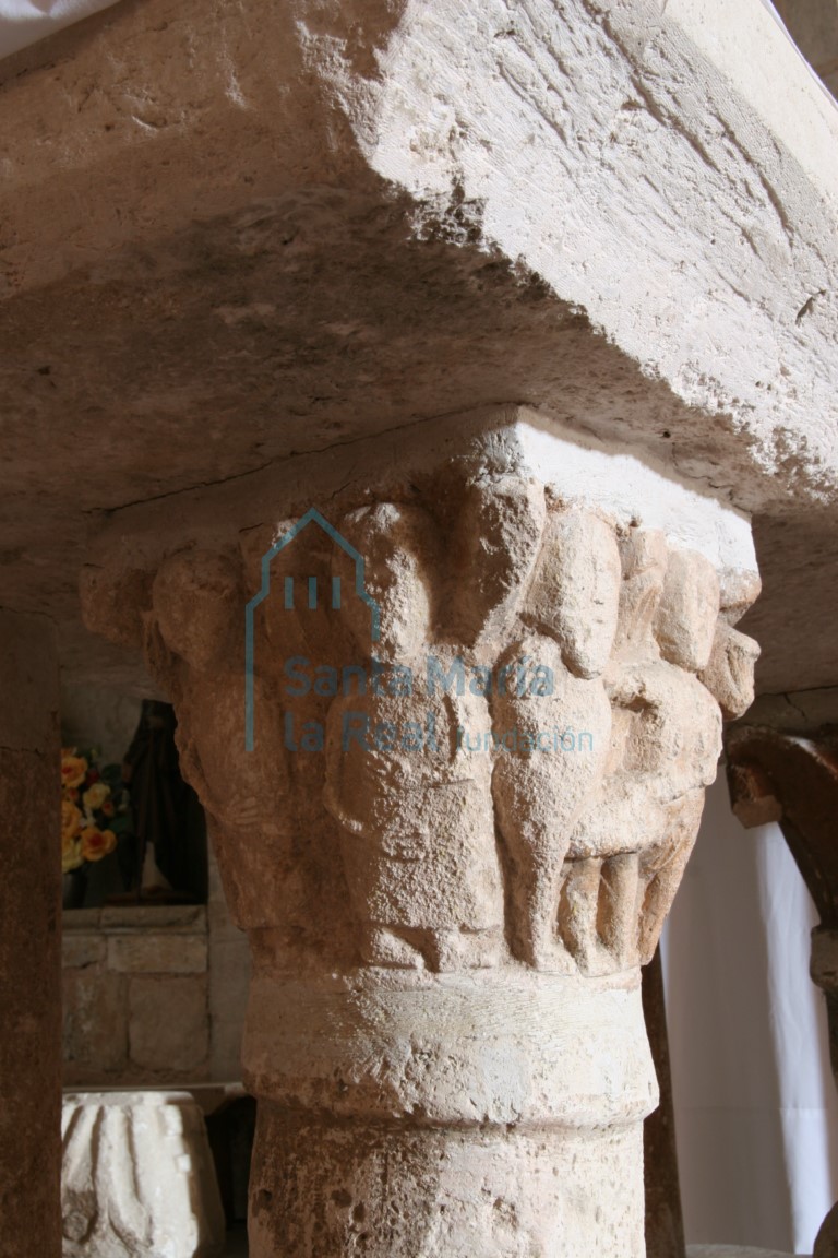 Capitel con escena figurativa, en el interior