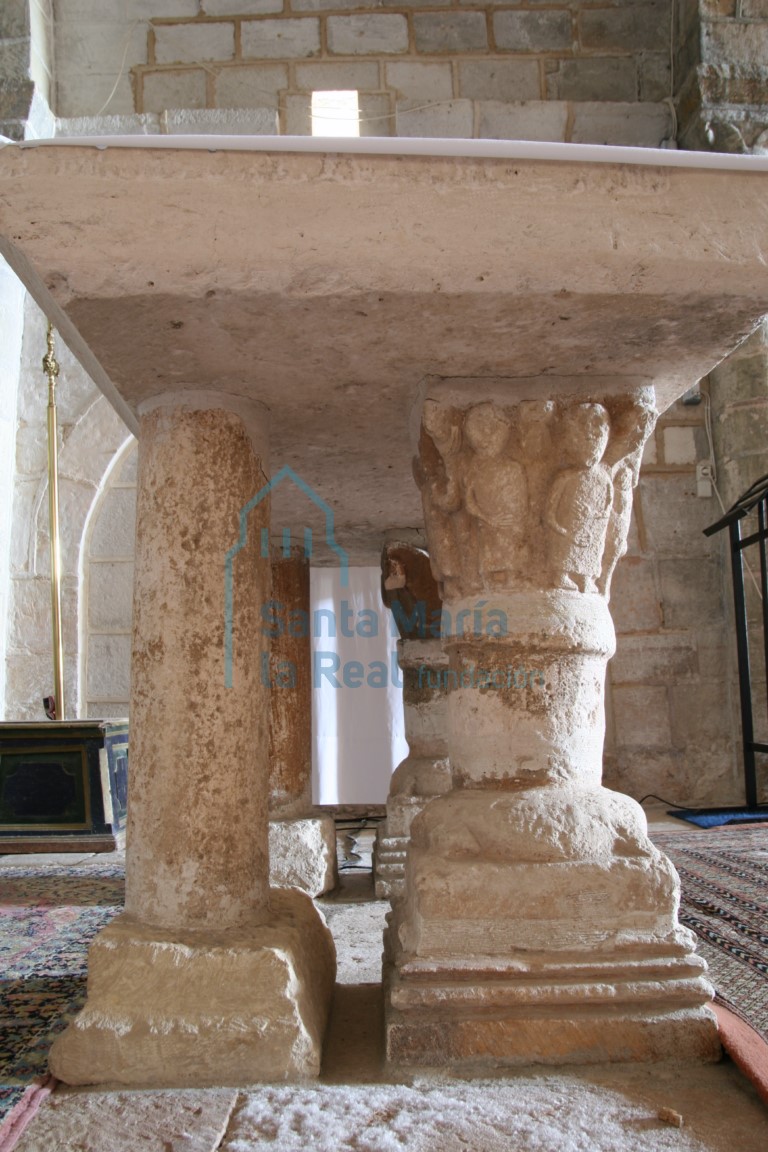 Capitel con escena figurativa, en el interior Capitel con escena figurativa, en el interior