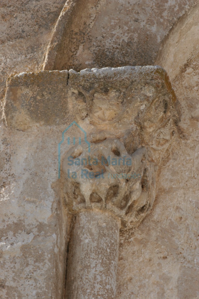 Capitel del vano del ábside