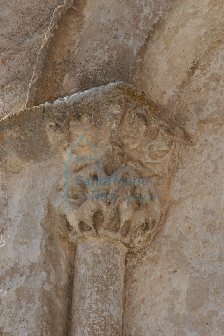 Capitel del vano del ábside