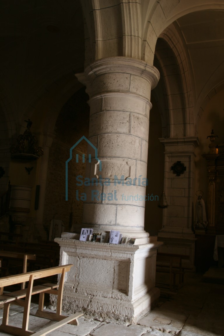 Columna con una cartela