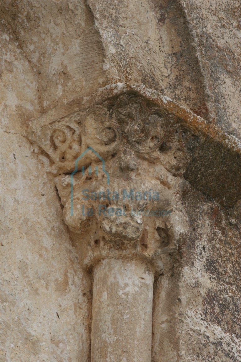 Capitel derecho del vano del ábside