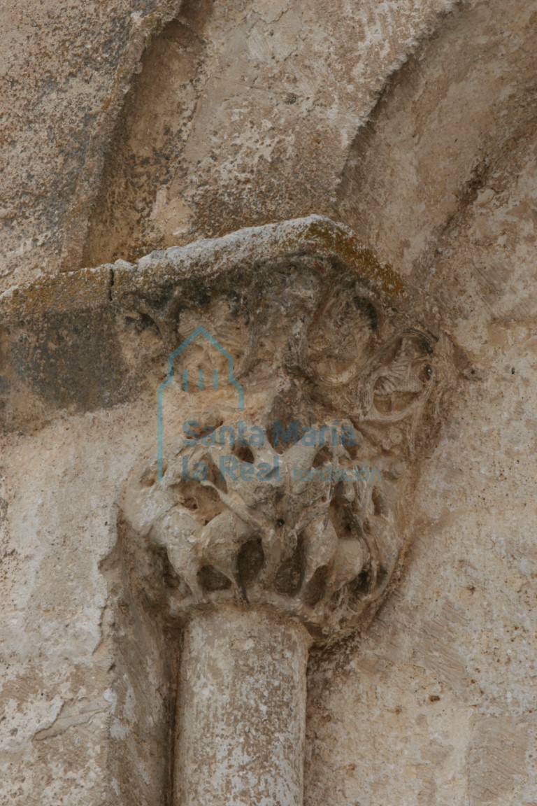 Capitel izquierdo del vano del ábside