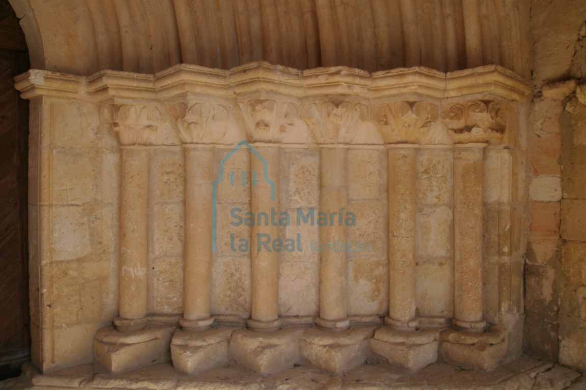 Columnas del lado derecho de la portada meridional