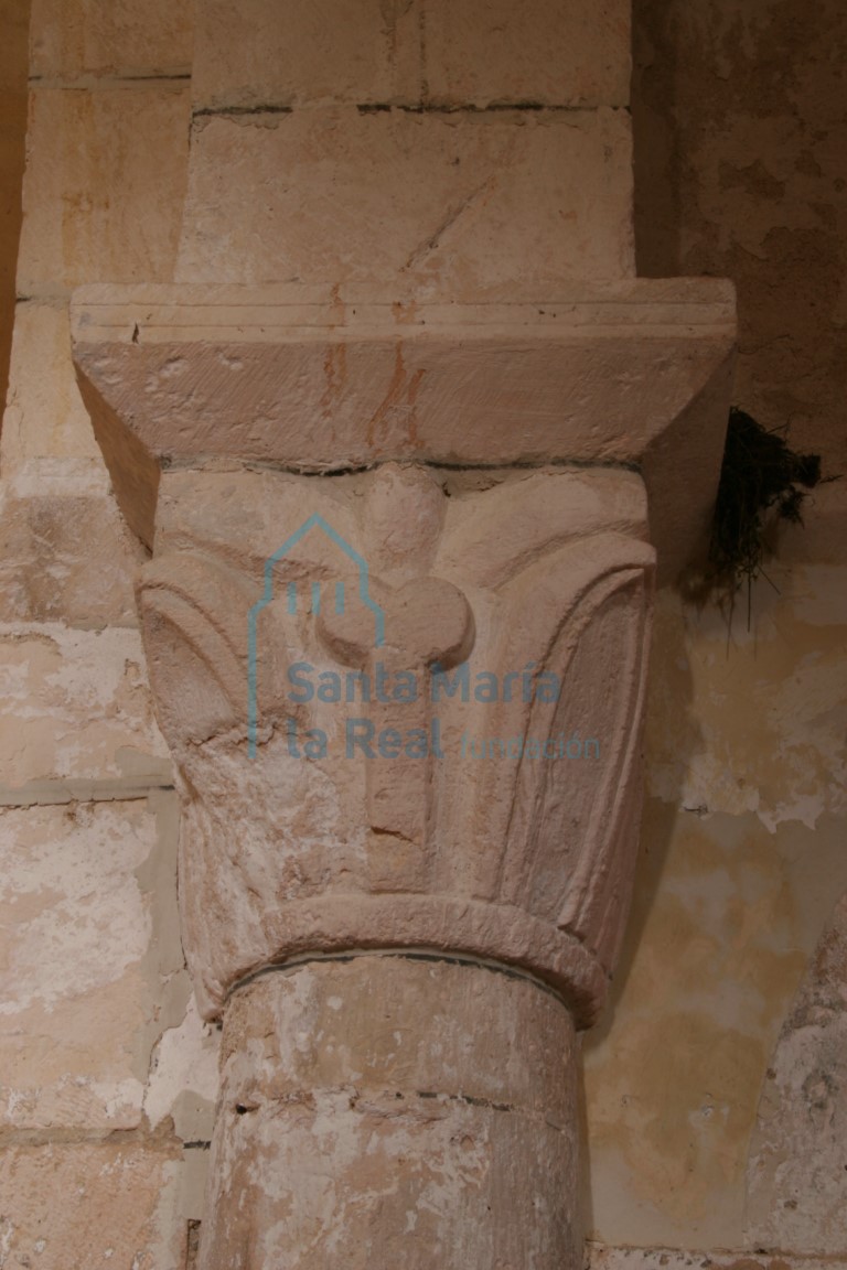 Capitel izquierdo del arco triunfal