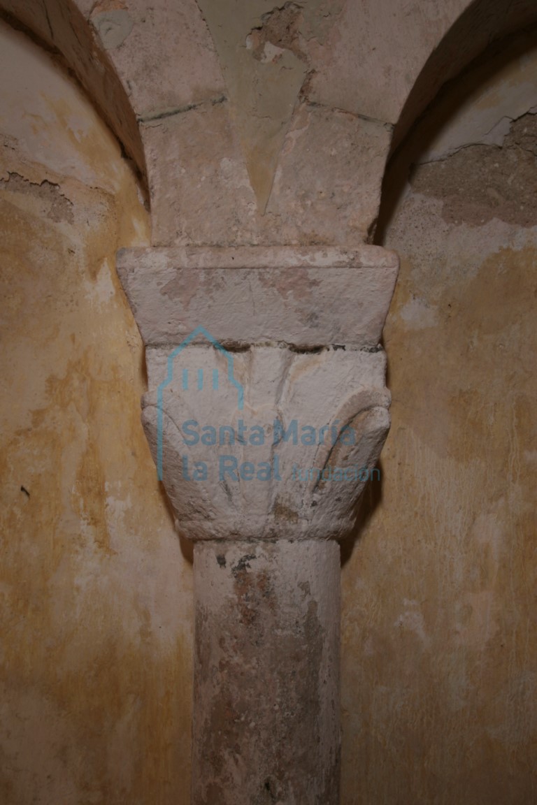 Capitel de la arquería lateral izquierda de la cabecera