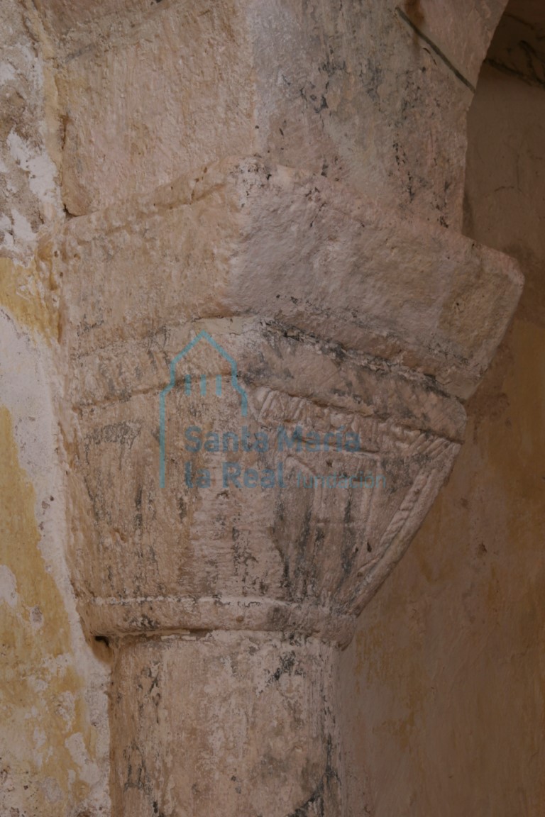 Capitel de la arquería lateral derecha de la cabecera