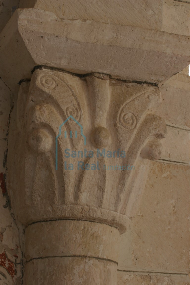 Capitel de la arquería lateral derecha de la cabecera