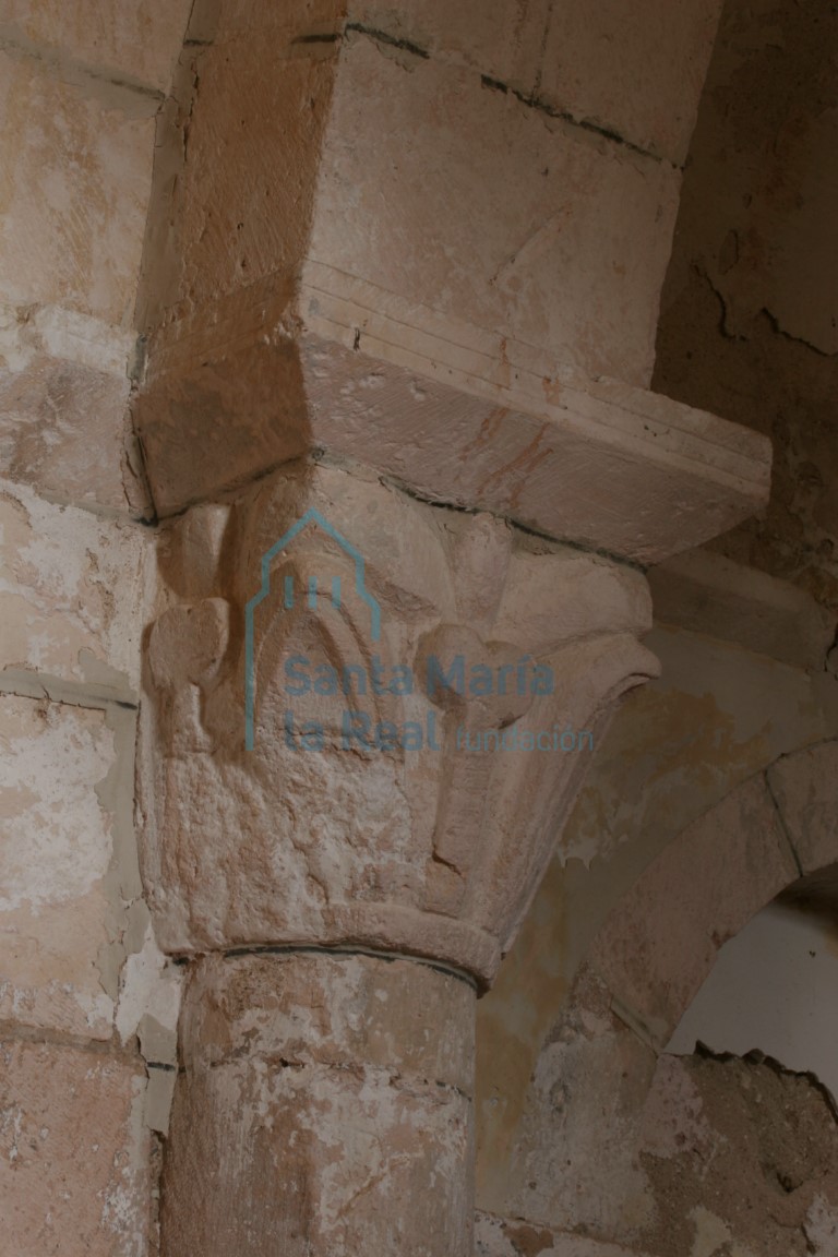 Capitel izquierdo del arco triunfal