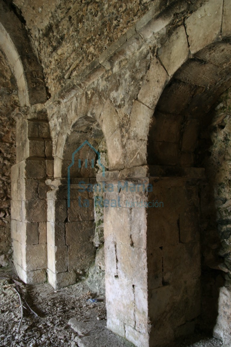 Arcos ciegos del piso inferior de la torre