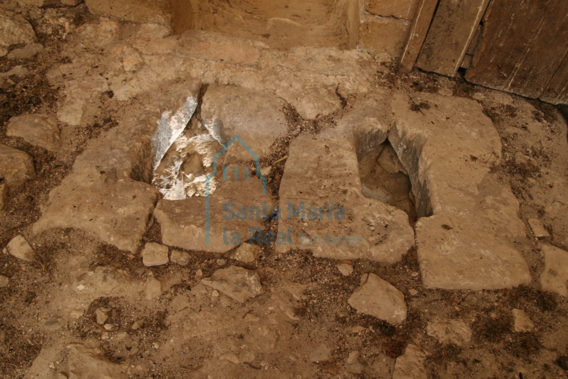 Empedrado primitivo del interior del piso inferior de la torre