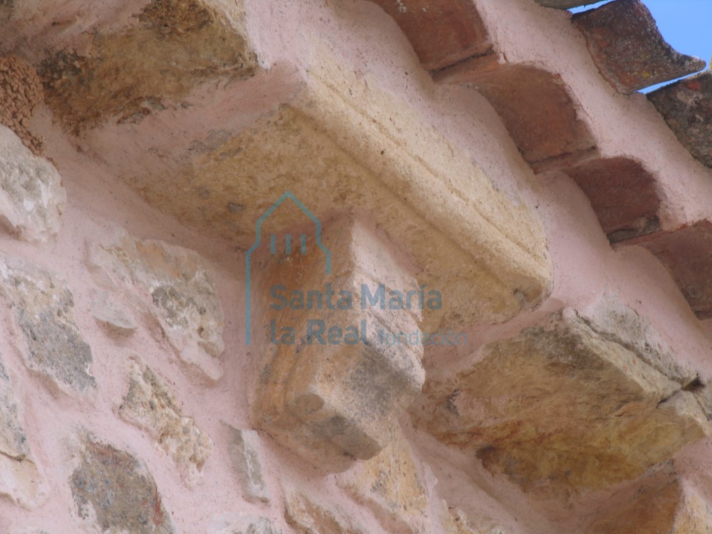 Canecillo en la conisa del lado septentrional