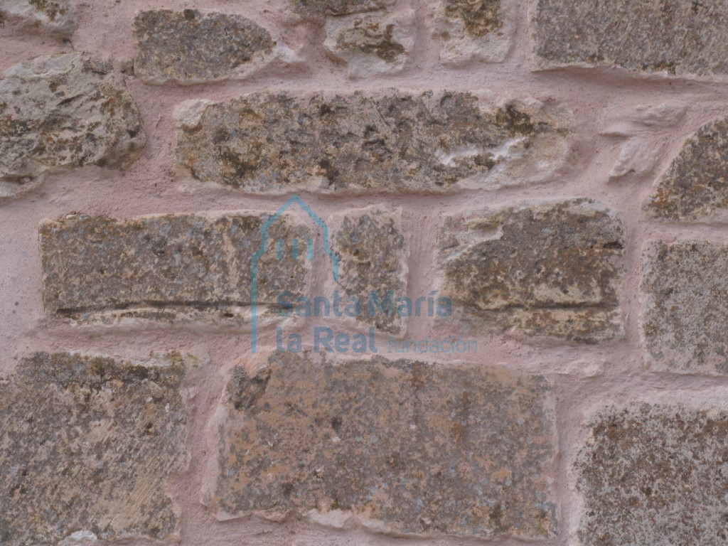 Vista de restos descontextualizados en el muro