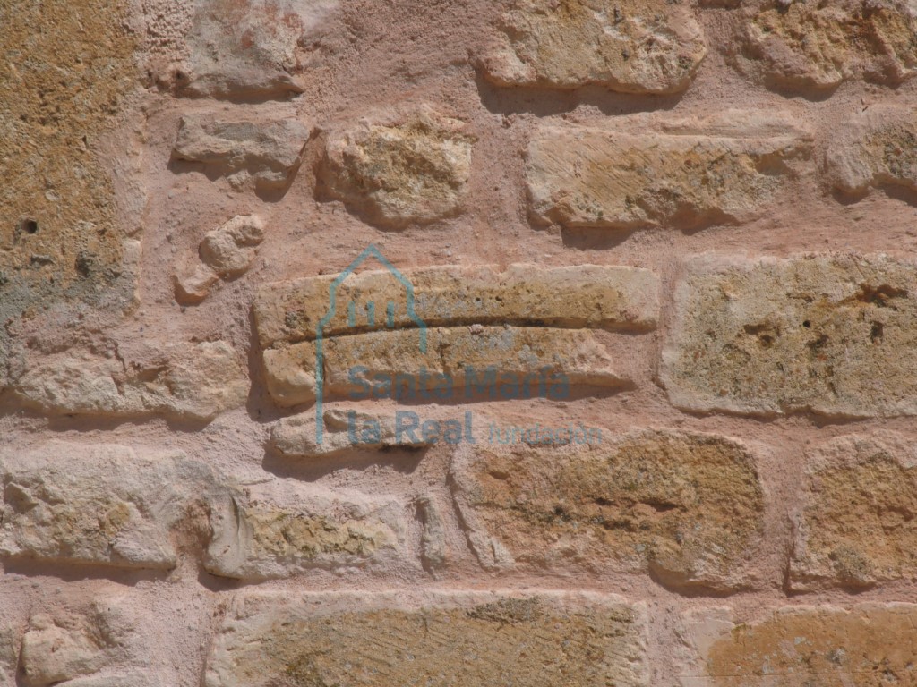 Elemento reutilizado  en el muro de la cabecera