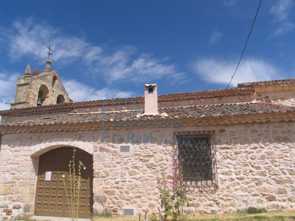 Vista de la iglesia desde el lado sur