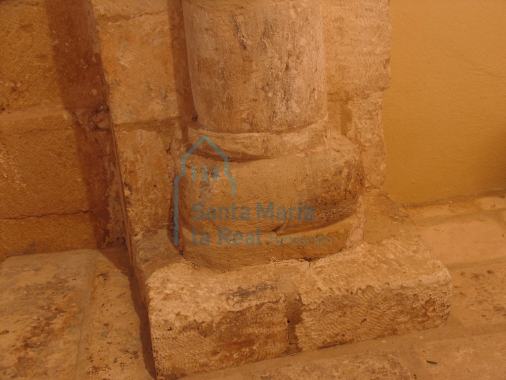 Basa de una de las columnas del interior de la iglesia