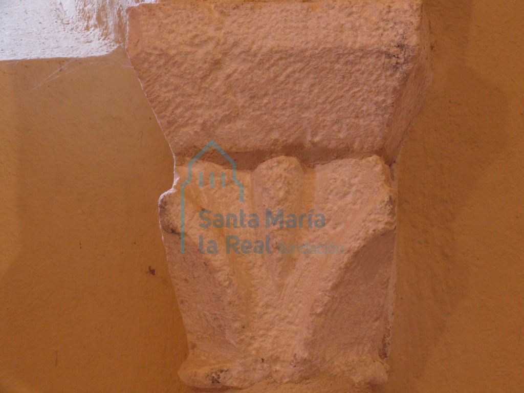 Capitel del interior de la cabecera
