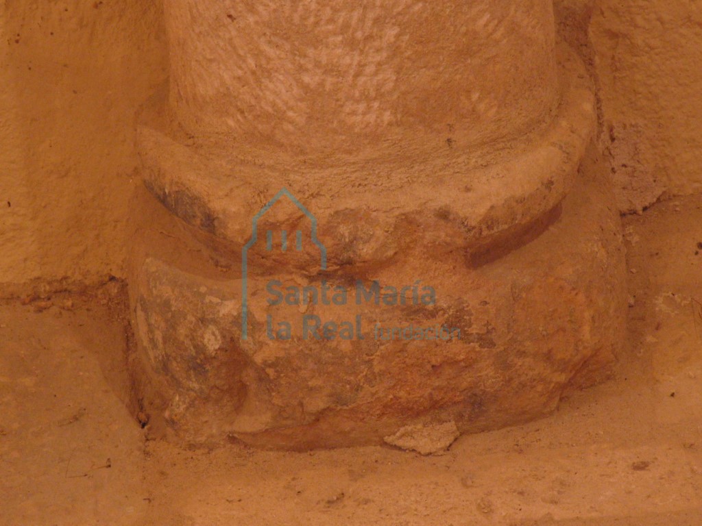 Basa de una de las columnas del interior de la iglesia