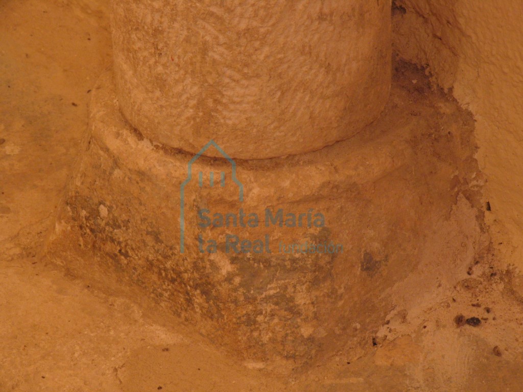 Basa de una de las columnas del interior de la iglesia
