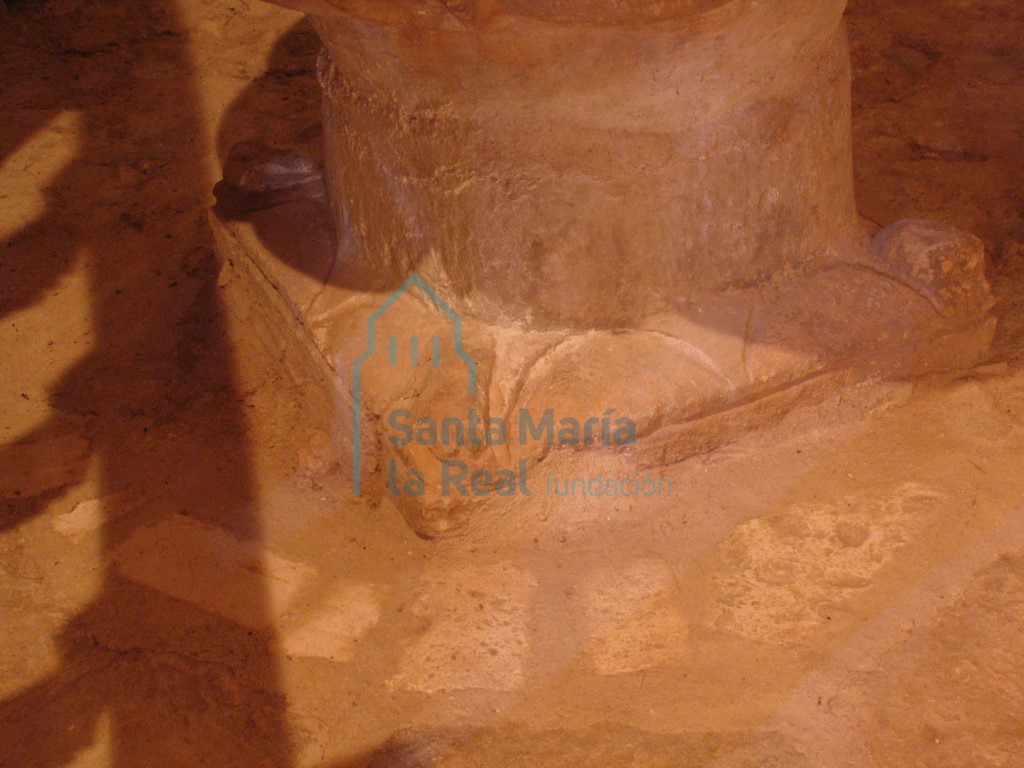 Pie de la pila bautismal