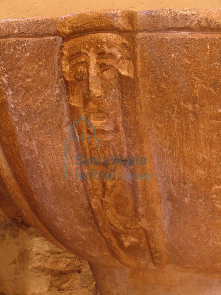 Detalle de la copa de la pila bautismal