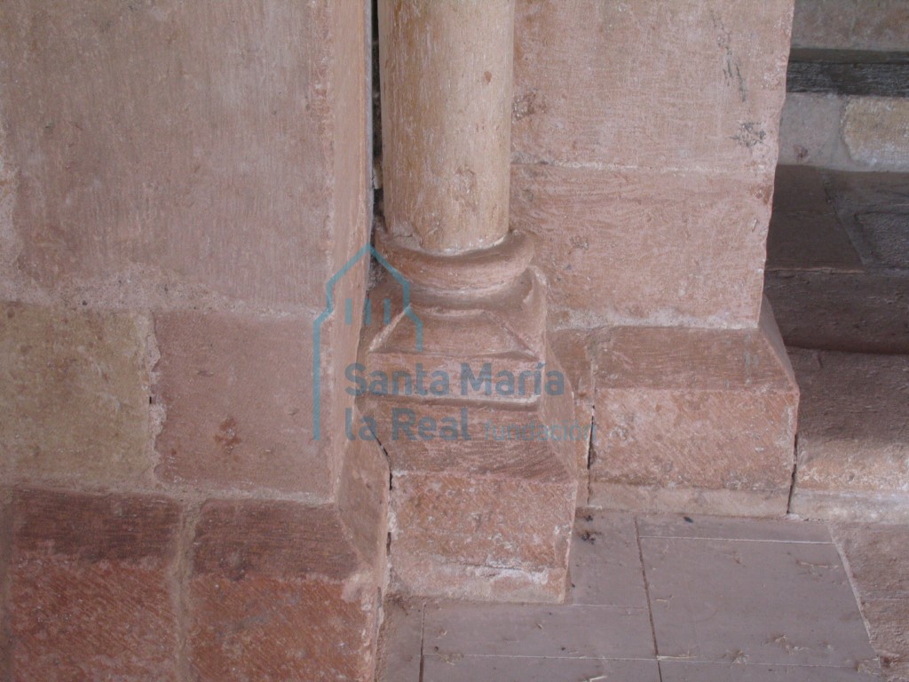 Basa de una de las columnas de la portada meridional
