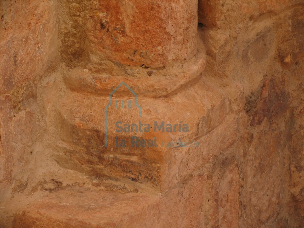 Basa de unas de las columnas del arco triunfal