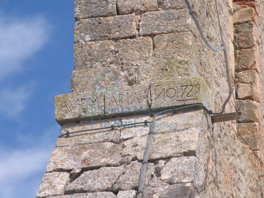 Inscripción "AVE MARIA AÑO 1722", en la imposta del arco Inscripción "AVE MARIA AÑO 1722", en la imposta del arco